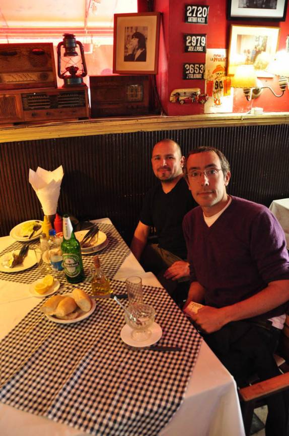 Com o Pablo, almoçando no tradicional restaurante Venezia, em Santiago, capital do Chile